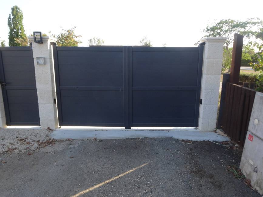 Pose de portail de propriété en PVC et Aluminium