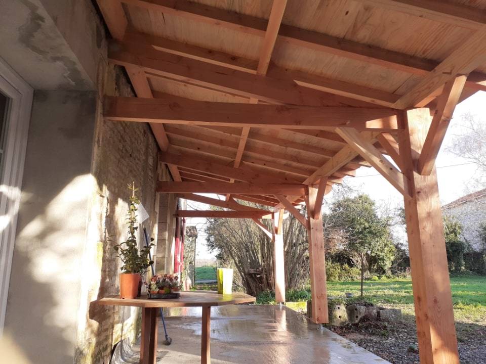 Fabrication d'appentis en charpente traditionnelle en Douglas, chevillage bois 3-min