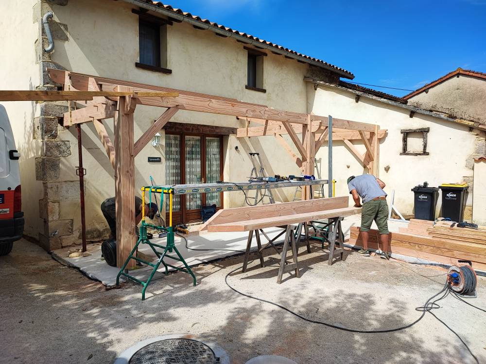 Fabrication et pose sur mesure de auvent en bois de douglas 1-min