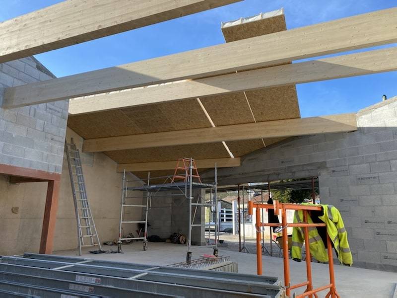 Isolation de toiture avec caisson chevronés isolant mousse polyuréthane et finition intérieure sous-face OSB 3-min