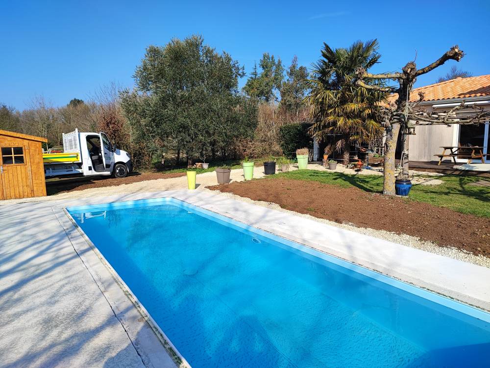 Création de dalle béton en périphérie d'une piscine avec mur de soubassement en blocs à bancher (7)-min