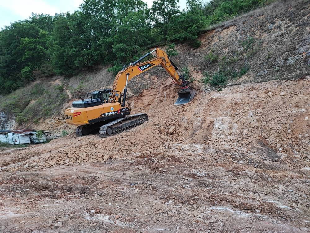 Terrassement de terrain, tamisage de terre,et broyage de la pierre (2)-min