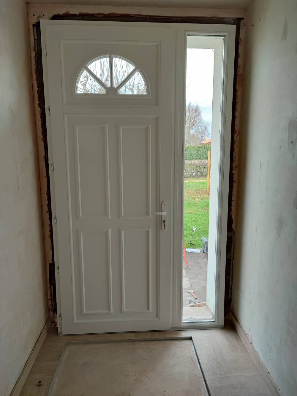 Pose de porte d'entrée PVC (3)-min
