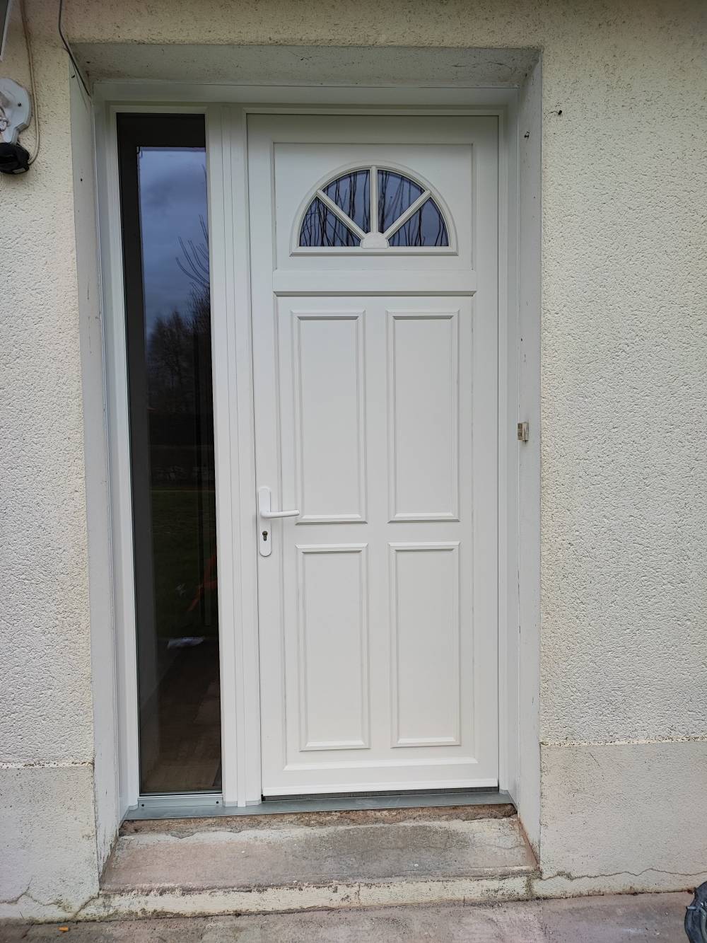 Pose de porte d'entrée PVC (4)-min