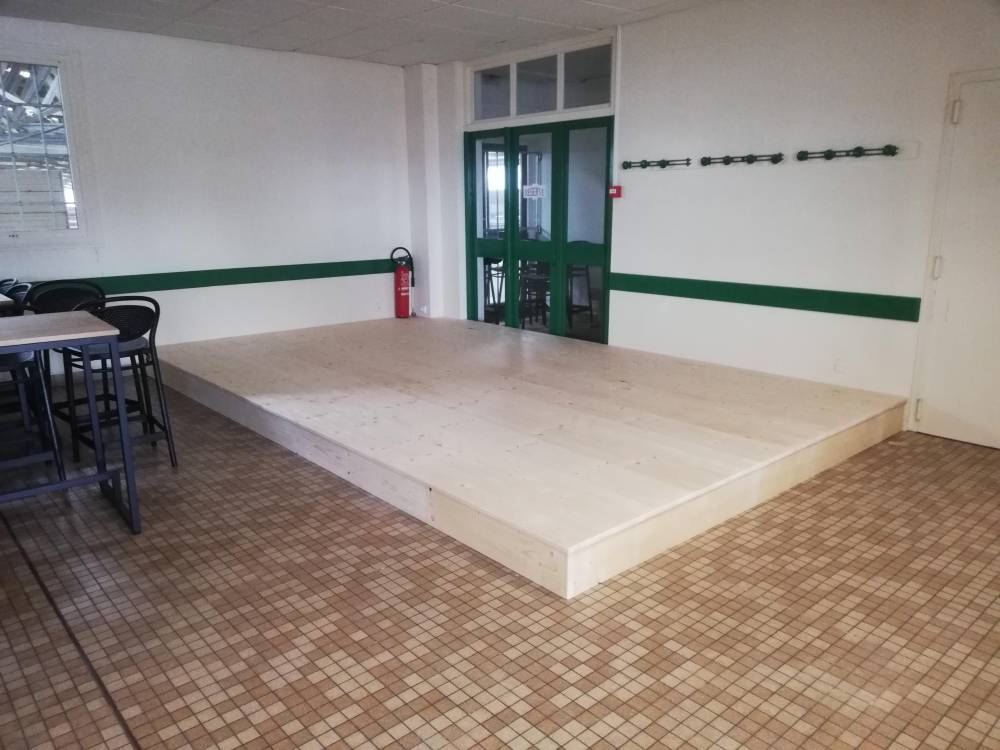 Fabrication en sapin de scène de spectacle dans un restaurant
