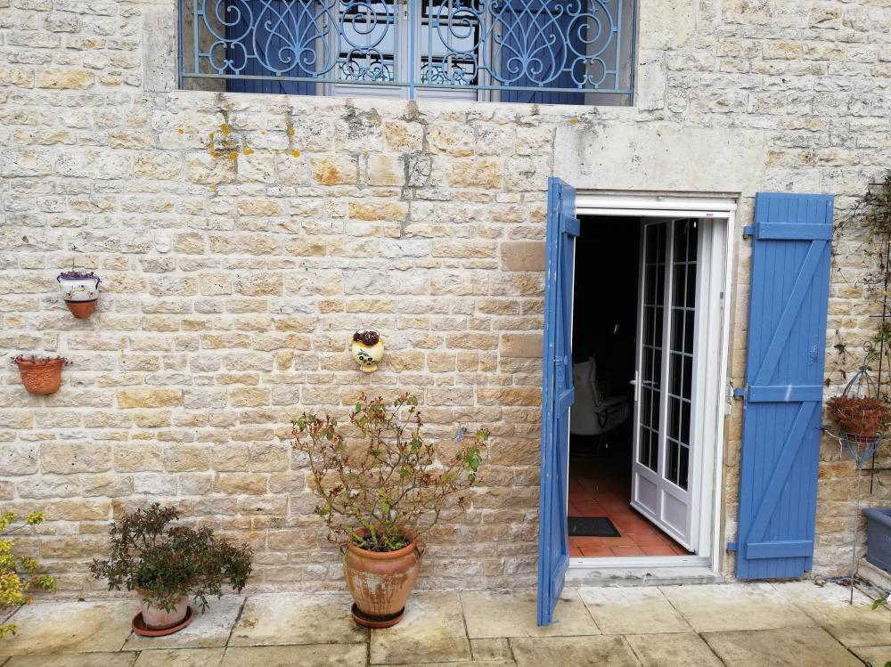 Agrandissement d'ouverture dans un mur en pierre sous balcon 1-min
